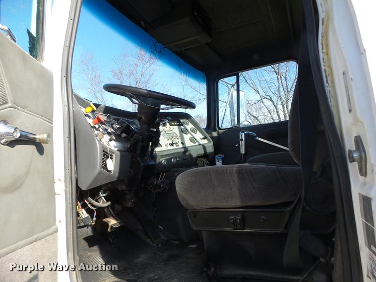 image for item K5518 1995 Ford LTA9000 Aero Max 106 semi truck