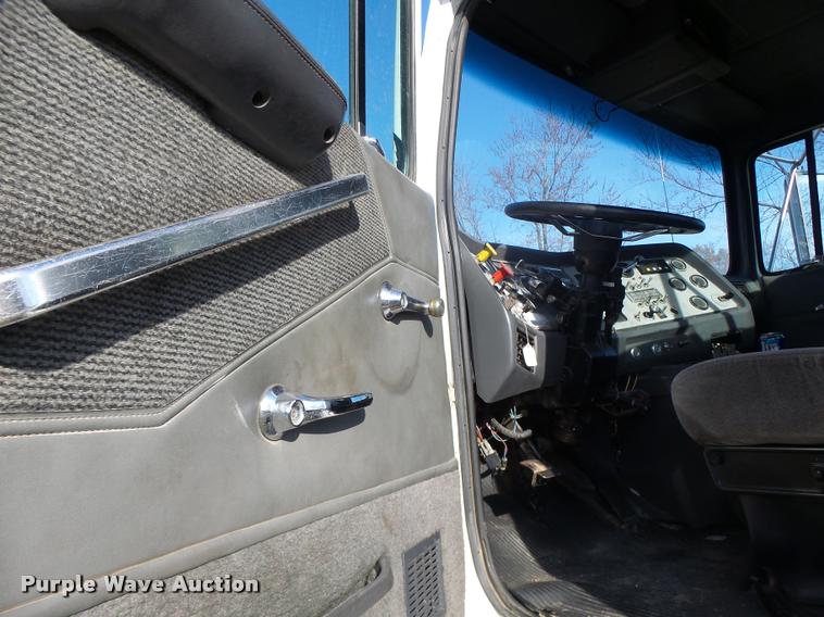 image for item K5518 1995 Ford LTA9000 Aero Max 106 semi truck