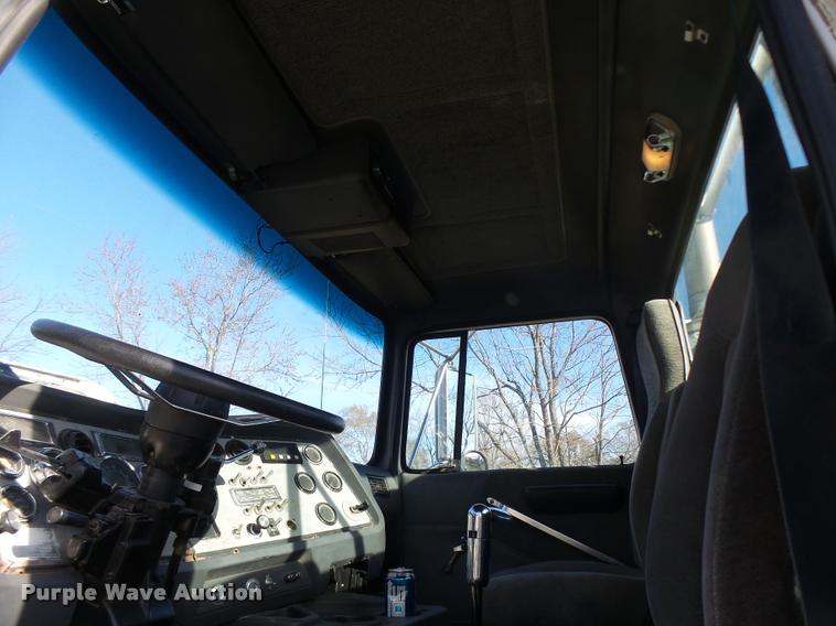 image for item K5518 1995 Ford LTA9000 Aero Max 106 semi truck