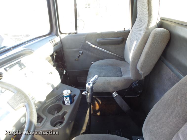 image for item K5518 1995 Ford LTA9000 Aero Max 106 semi truck