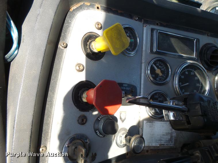 image for item K5518 1995 Ford LTA9000 Aero Max 106 semi truck