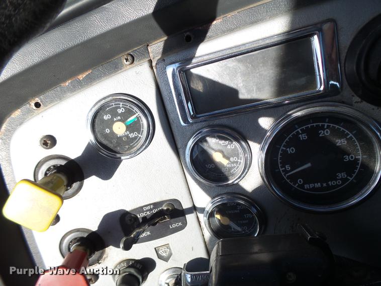 image for item K5518 1995 Ford LTA9000 Aero Max 106 semi truck