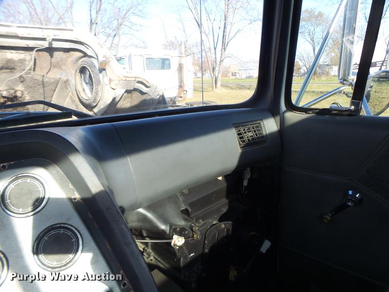 image for item K5518 1995 Ford LTA9000 Aero Max 106 semi truck