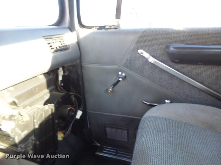 image for item K5518 1995 Ford LTA9000 Aero Max 106 semi truck