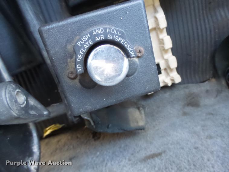 image for item K5518 1995 Ford LTA9000 Aero Max 106 semi truck