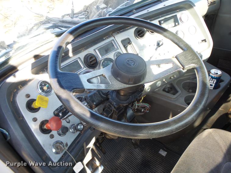 image for item K5518 1995 Ford LTA9000 Aero Max 106 semi truck