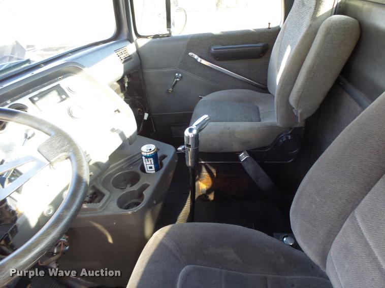 image for item K5518 1995 Ford LTA9000 Aero Max 106 semi truck