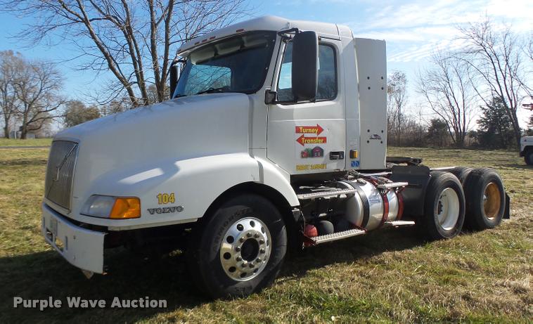 image for item K5519 2000 Volvo VNL semi truck