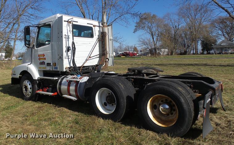 image for item K5519 2000 Volvo VNL semi truck