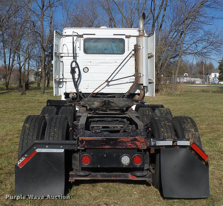 image for item K5519 2000 Volvo VNL semi truck