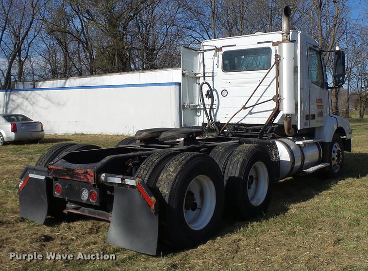 image for item K5519 2000 Volvo VNL semi truck