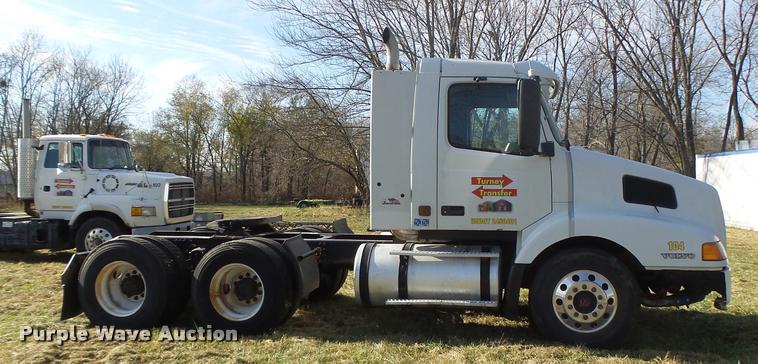 image for item K5519 2000 Volvo VNL semi truck