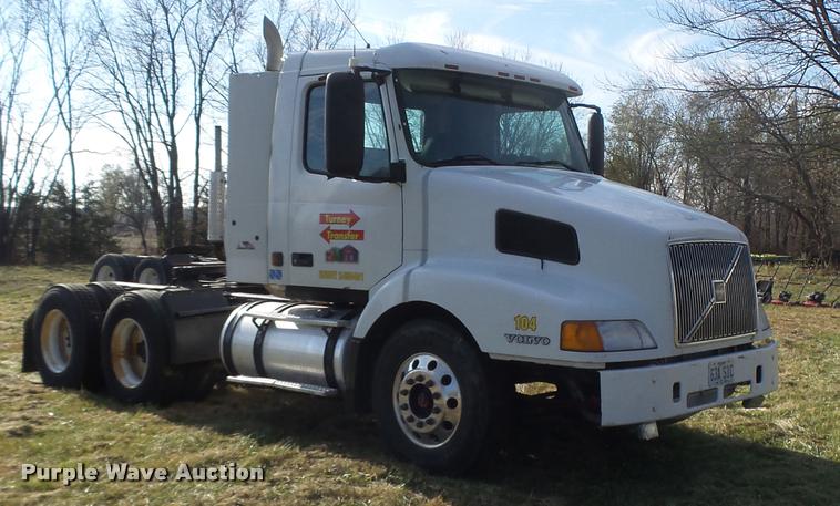 image for item K5519 2000 Volvo VNL semi truck