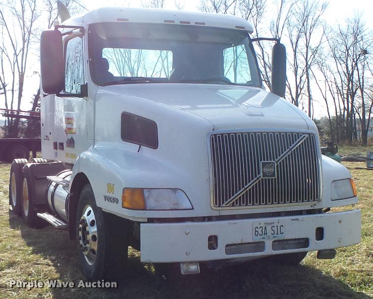 image for item K5519 2000 Volvo VNL semi truck