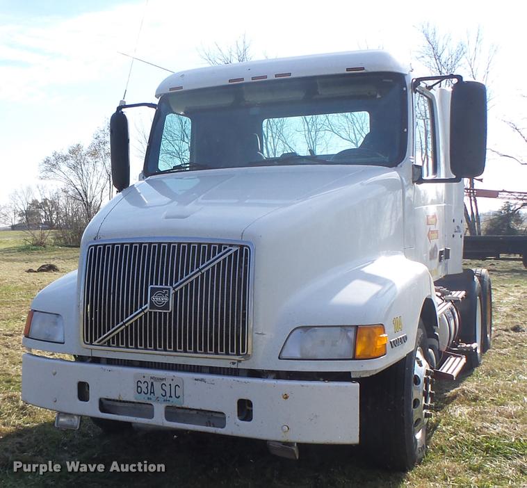 image for item K5519 2000 Volvo VNL semi truck