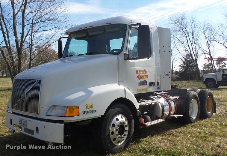 image for item K5519 2000 Volvo VNL semi truck