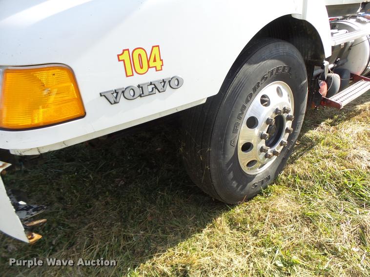 image for item K5519 2000 Volvo VNL semi truck