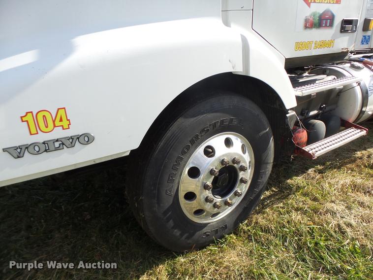 image for item K5519 2000 Volvo VNL semi truck