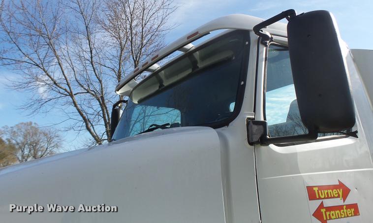 image for item K5519 2000 Volvo VNL semi truck