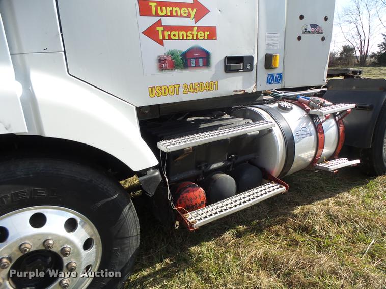 image for item K5519 2000 Volvo VNL semi truck