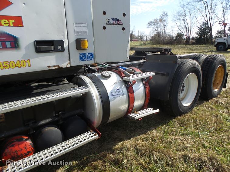 image for item K5519 2000 Volvo VNL semi truck