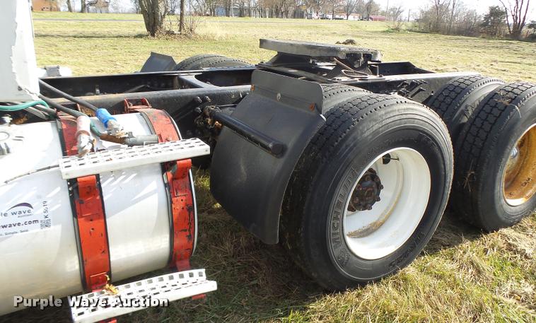 image for item K5519 2000 Volvo VNL semi truck