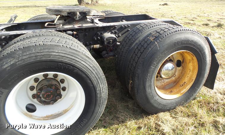 image for item K5519 2000 Volvo VNL semi truck