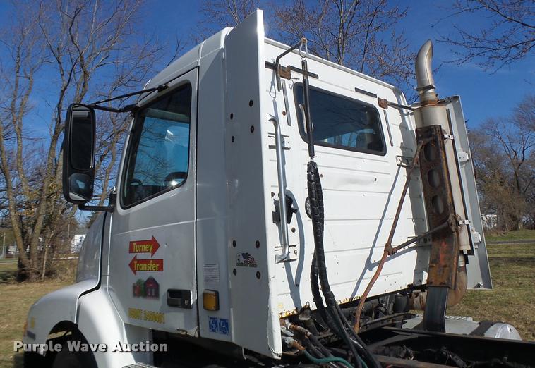 image for item K5519 2000 Volvo VNL semi truck