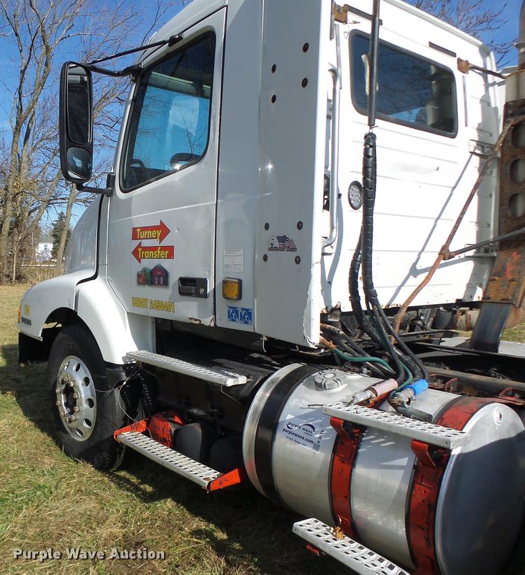 image for item K5519 2000 Volvo VNL semi truck