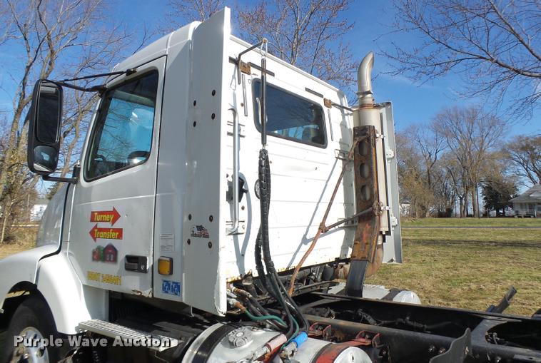 image for item K5519 2000 Volvo VNL semi truck