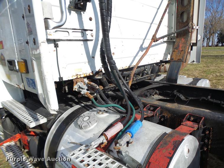 image for item K5519 2000 Volvo VNL semi truck