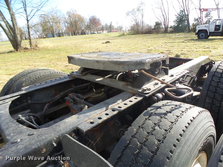 image for item K5519 2000 Volvo VNL semi truck