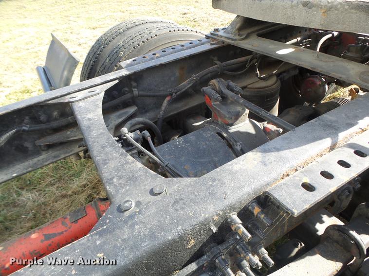 image for item K5519 2000 Volvo VNL semi truck