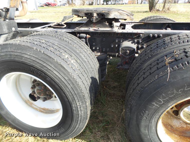 image for item K5519 2000 Volvo VNL semi truck