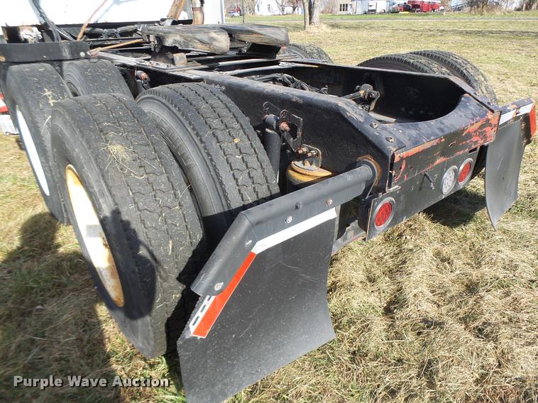 image for item K5519 2000 Volvo VNL semi truck