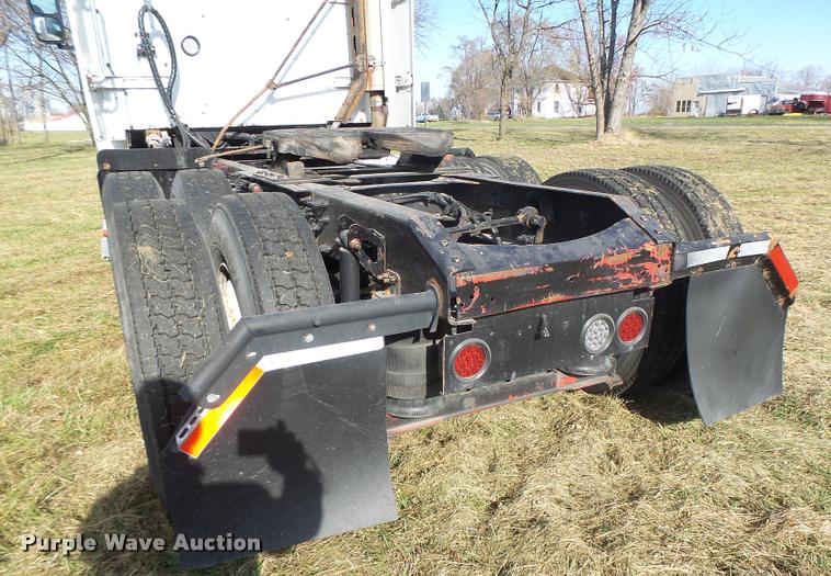 image for item K5519 2000 Volvo VNL semi truck