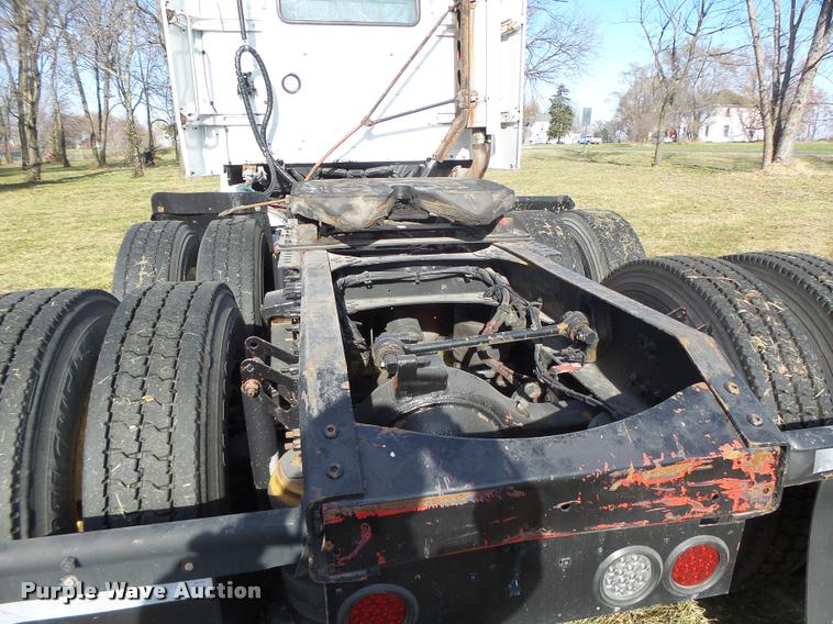 image for item K5519 2000 Volvo VNL semi truck