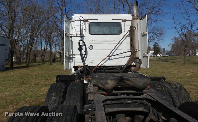 image for item K5519 2000 Volvo VNL semi truck