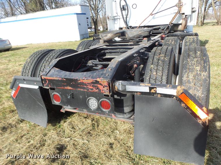 image for item K5519 2000 Volvo VNL semi truck