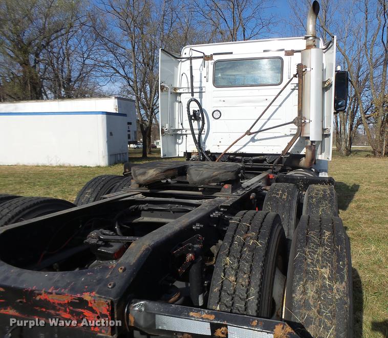 image for item K5519 2000 Volvo VNL semi truck