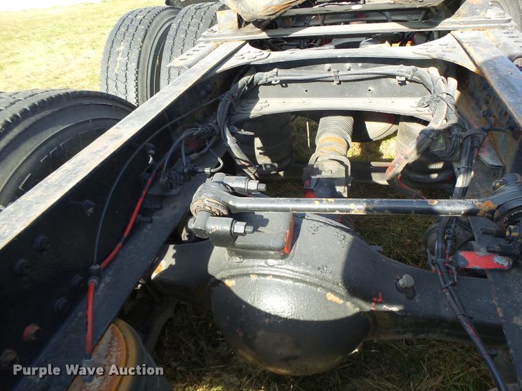 image for item K5519 2000 Volvo VNL semi truck