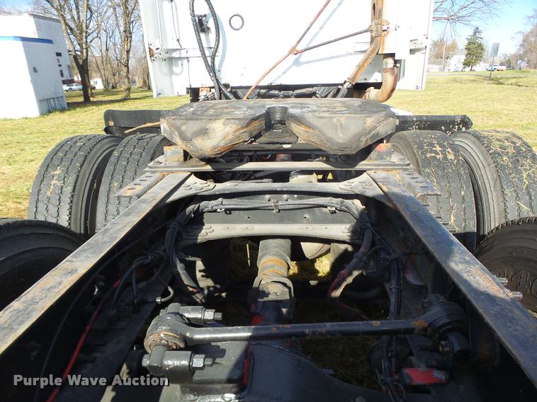 image for item K5519 2000 Volvo VNL semi truck