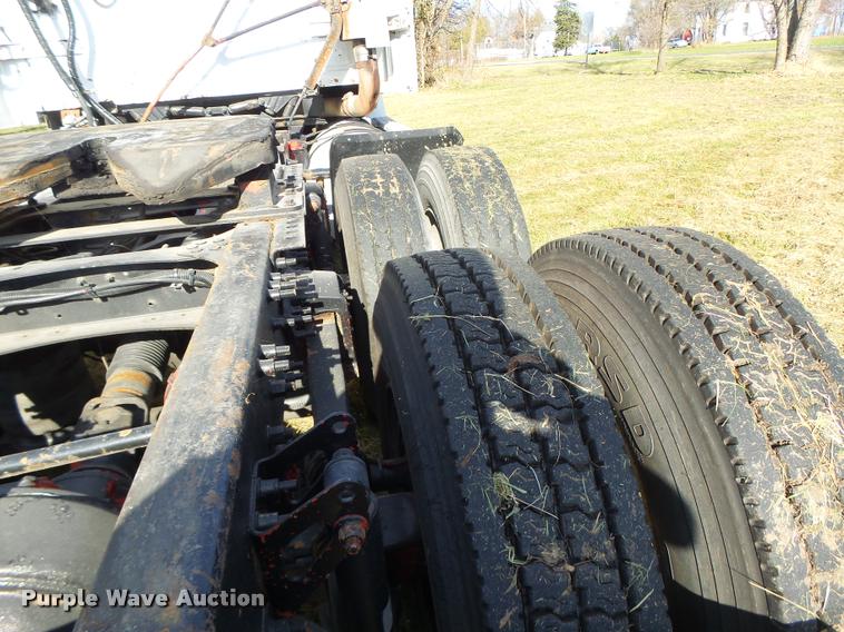 image for item K5519 2000 Volvo VNL semi truck