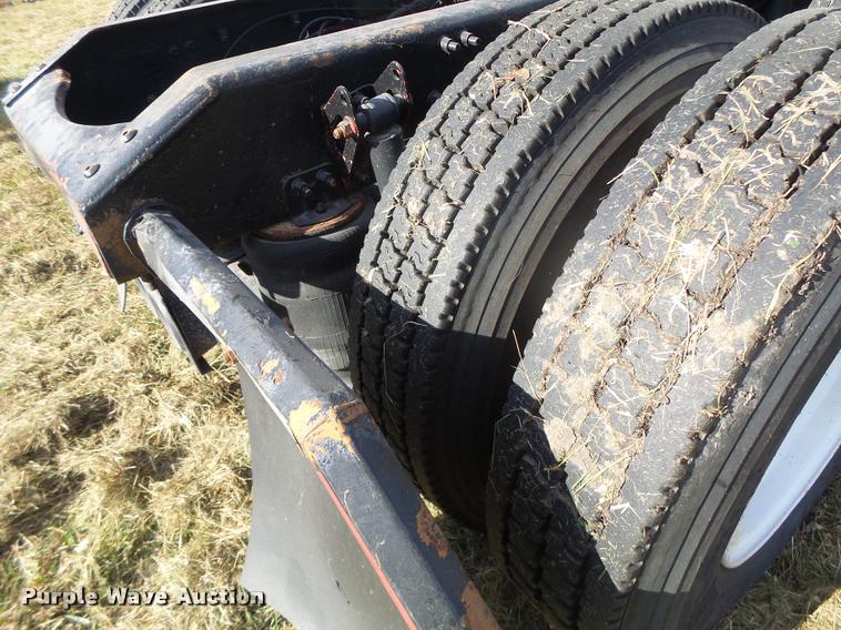 image for item K5519 2000 Volvo VNL semi truck