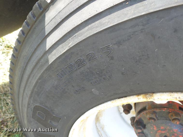 image for item K5519 2000 Volvo VNL semi truck