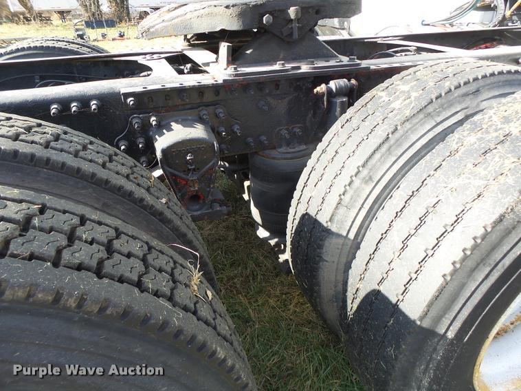 image for item K5519 2000 Volvo VNL semi truck