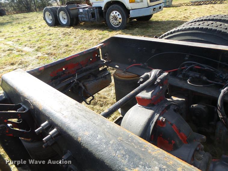 image for item K5519 2000 Volvo VNL semi truck