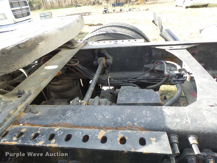 image for item K5519 2000 Volvo VNL semi truck