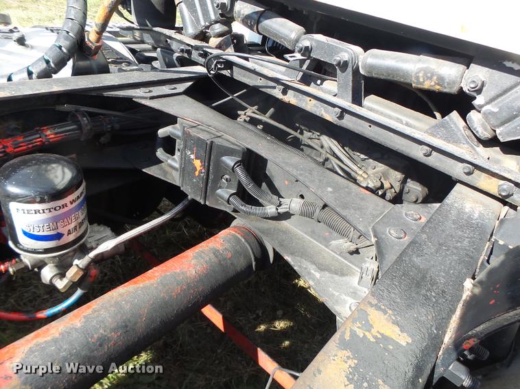 image for item K5519 2000 Volvo VNL semi truck