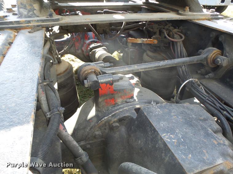 image for item K5519 2000 Volvo VNL semi truck